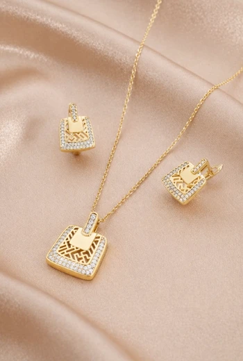 CONJUNTO DE COLLAR Y ARETES CLÁSICOS BAÑADOS EN ORO CON CIRCONES