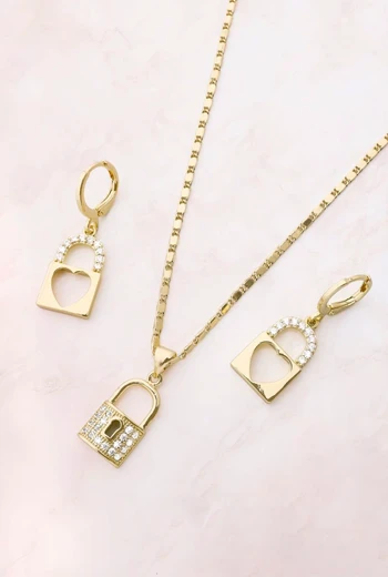 CONJUNTO ELEGANTE CADENA Y ARETES EN FORMA DE CANDADO CON DETALLE DE CORAZÓN BAÑADO EN ORO
