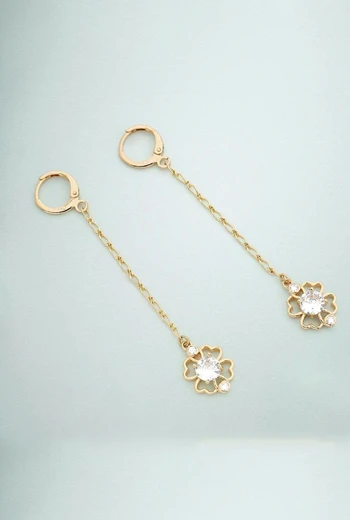 ARETES LARGOS DE TREBOL BAÑADO EN ORO