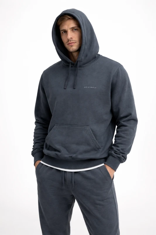 HOODIE BÁSICO CON CAPUCHA Y BOLSILLO