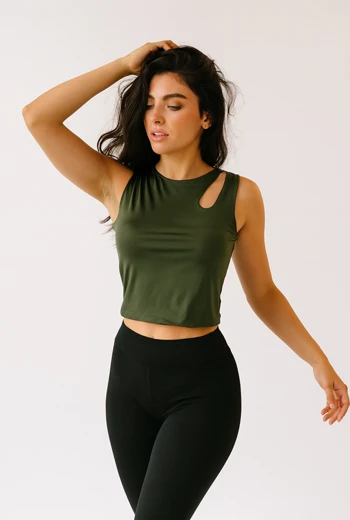 BLUSA CROP ASIMÉTRICA (IZQ)VERDE MILITAR